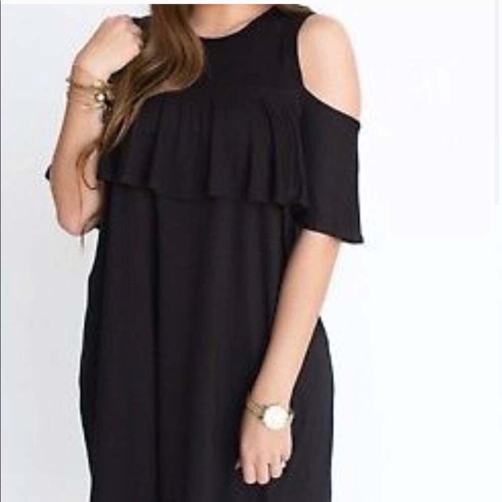 AGNES & DORA Black cold shoulder tunic size Small